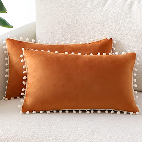 Sungeek 2er Set Samt Kissenbezüge, Weich Kissenbezug mit Pompons Dekorativ Zierkissenbezüge Dekokissen Sofakissen Couchkissen Deko Kissenhülle für Sofa Schlafzimmer Wohnzimmer (30x50 cm, Orange) von Sungeek