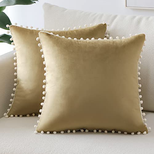 Sungeek 2er Set Samt Kissenbezüge, Weich Kissenbezug mit Pompons Dekorativ Zierkissenbezüge Dekokissen Sofakissen Couchkissen Deko Kissenhülle für Sofa Schlafzimmer Wohnzimmer (45x45 cm, Hellbraun) von Sungeek