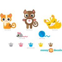Katze Stoff Wand-Aufkleber, Set Von Drei Entzückenden Kätzchen Mit Pfote Drucke, Maus, Ball Aus Garn, Repositionierbar Und Wiederverwendbar von SunnyDecals