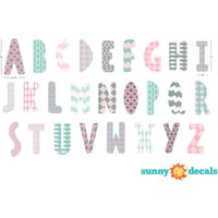 Moderne Alphabet Stoff Wand Aufkleber Mit Mustern in Rosa, Grau Und Hellblau, Repositionierbar Wiederverwendbar, Abc Aufkleber Von Sonnigen von SunnyDecals