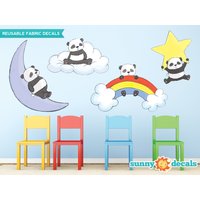 Panda Bären Stoff Wand Aufkleber, Set Von Vier Pandas Mit Stern, Mond, Regenbogen Und Wolke - 3 Größenoptionen Wiederverwendbar, Wiederbeschreibbar von SunnyDecals