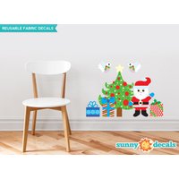Weihnachtsbaum Stoff Wandaufkleber Mit Santa, Drei Geschenke Und Zwei Turtel Tauben Repositionierbar Wiederverwendbar Von Sonnigen Aufklebern Weihnachtsbaum Stoff Wandaufkleber Mit Santa, Drei Geschenke Und Zwei Turtel Tauben Repositionierbar Wiederverwendbar Von Sonnigen Aufklebern von SunnyDecals