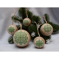 Gestickte Weihnachtskugel-Ornamente, Grüne Schneeflocke Im Kreuzstich Leinenkugeln, 5Er-Set Gestickte Weihnachtskugel-Ornamente, Grüne Schneeflocke Im Kreuzstich Leinenkugeln, 5Er-Set von SunnyFlowery