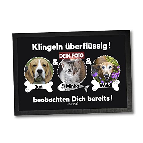 Sunnywall Fußmatte mit Hunden & Katzen - Klingeln überflüssig - Personalisiert mit Foto und Wunschnamen (DREI Tiere, 75 x 50 cm) von Sunnywall