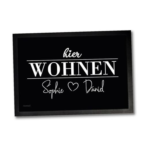 Sunnywall Personalisierte Fußmatte | Fußmatte Familie personalisiert | Fußmatte für Paare | Willkommen für Familien und Freunde | Einzug (Hier wohnen, 60 cm x 40 cm (Gr2)) von Sunnywall