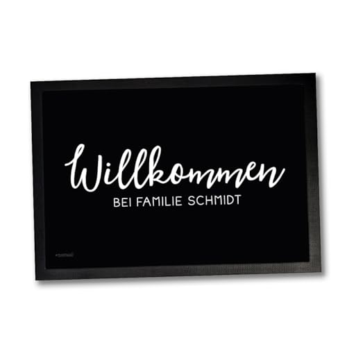 Sunnywall Personalisierte Fußmatte | Fußmatte Familie personalisiert | Fußmatte für Paare | Willkommen für Familien und Freunde | Einzug (Willkommen bei, 75 cm x 50 cm (Gr3)) von Sunnywall