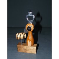 Midcentury Kapselheber Holzhund Korkenzieher Deko Figur 60S Old Barstuff von SunriseVintageDE