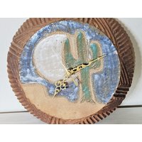 Vintage Signierte Wüstensüdwester Kunst Studio Keramik 10 "Wanduhr/Handgetöpferte Wüsten Kaktus Uhr Glasierte Wüstenszene von SunsetRevivalVintage