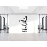Be The Person You Wille To Work With Wandtattoo Büro Inspirierendes Vinyl in 15 Verschiedenen Größen Und 30 Farben Erhältlich von SunshineStickers4you