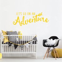 Let's Go On An Adventure Wandaufkleber Entdecke Den Vinyl-Aufkleber, Der in 9 Verschiedenen Größen Und 30 Farben Erhältlich Ist Let's Go On An Adventure Wandaufkleber Entdecke Den Vinyl-Aufkleber, Der in 9 Verschiedenen Größen Und 30 Farben Erhältlich Ist von SunshineStickers4you