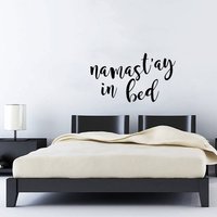 Namast'ay Im Bett Wandaufkleber Schlafzimmer Vinyl-Aufkleber Wandkunst Wandbild in 6 Verschiedenen Größen Und 30 Farben Erhältlich von SunshineStickers4you