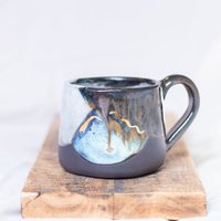 Handgefertigte Keramik Tasse Für Kaffee, Tee Oder Cappuccino | Funktionale Rustikal, Blau, Weiß, Schwarz Glitter Goldglanz Geschirr von SuntalaCeramics