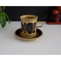 Arabia Finland Otso Große Kaffeetasse Und Untertasse 180Ml, Handbemalte Vintage Keramik Made in Arabia Kalevala Arabia Finland Otso Große Kaffeetasse Und Untertasse 180Ml, Handbemalte Vintage Keramik Made in Arabia Kalevala von Suntori