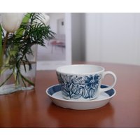 Arabia Keto Geblümte Kaffeetasse, Teetasse Mit Untertasse. Hergestellt in Finnland. Vintage Geschirr Aus Keramik Nach Einem Entwurf Von Esteri Tomula von Suntori