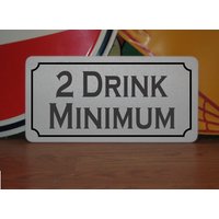 2 Drink Minimum Metallschild 6 "x 12" Neuheit Bar Club Lounge Arbeitsdekor Büro Schreibtisch Cube von SuperSigns2