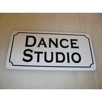 Dance Studio Vintage Style Metall Schild Dance Studio Vintage Style Metall Schild von SuperSigns2