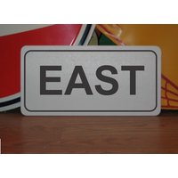 East Blechschild Landstraße Straße Straßenmotiv Airport Rollbahn East Blechschild Landstraße Straße Straßenmotiv Airport Rollbahn von SuperSigns2