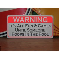 "Es Ist Alles Spaß & Spiele Bis Jemand Poops in The Pool Metallschild Für Bar "Man Cave" Karate Boxing Gym Rough House Play Regeln." von SuperSigns2