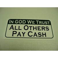 In God Wir Trust Alle Anderen Pay Cash Metall Schild In God Wir Trust Alle Anderen Pay Cash Metall Schild von SuperSigns2