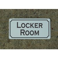 Locker Room Metallschild Vintage Karneval Messe Boardwalk Vergnügungspark Spielzimmer Baseball Locker Room Metallschild Vintage Karneval Messe Boardwalk Vergnügungspark Spielzimmer Baseball von SuperSigns2