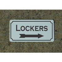 Lockers Mit Pfeil Nach Rechts Metallschild Vintage Karneval Fair Boardwalk Vergnügungspark Spielzimmer Baseball Lockers Mit Pfeil Nach Rechts Metallschild Vintage Karneval Fair Boardwalk Vergnügungspark Spielzimmer Baseball von SuperSigns2