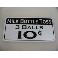 Milchflasche Toss 10 Cent Metallschild Vintage Karneval Fair Boardwalk Vergnügungspark Spielzimmer von SuperSigns2
