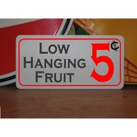 Niedriges Hängendes Obst 5 Cents Metallschild Stand Cart Vineyard Niedriges Hängendes Obst 5 Cents Metallschild Stand Cart Vineyard von SuperSigns2