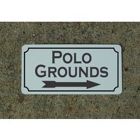 Polo Grounds Pfeil Rechts Metallschild Polo Grounds Pfeil Rechts Metallschild von SuperSigns2