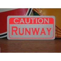 Runway Achtung Metallschild Für Flugzeug Flughafen Runway Achtung Metallschild Für Flugzeug Flughafen von SuperSigns2