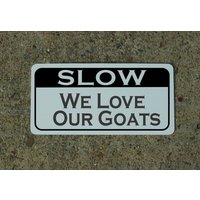 Slow Wir Lieben Unsere Ziegen Metallschild Für Barn Coop Farm Ranch Oder Küchendeko Slow Wir Lieben Unsere Ziegen Metallschild Für Barn Coop Farm Ranch Oder Küchendeko von SuperSigns2