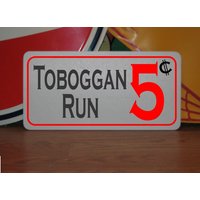 Toboggan Run 5 Cents Blechschild Für Skihütte Schlitten Toboggan Run 5 Cents Blechschild Für Skihütte Schlitten von SuperSigns2