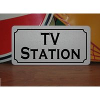 Tv Station Metall Schild Für Farm Ranch Oder Küchen Dekor Mann Höhle Haus Bar Bett Zimmer Hinterhof Tv Station Metall Schild Für Farm Ranch Oder Küchen Dekor Mann Höhle Haus Bar Bett Zimmer Hinterhof von SuperSigns2