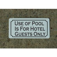 Verwendung Von Pool Ist Nur Für Hotelgäste Metallschild von SuperSigns2