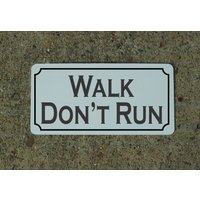 Walk Don't Run Metallschild Für Gym Pool Schule Kita von SuperSigns2