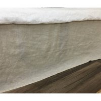 Boxed Bed Rock Aus Dunklem Leinen, Müheloser Minimal-stil von SuperiorCustomLinens