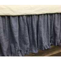 Chambray Denim Bettrock Mit Rüschensaum, Benutzerdefinierte Blau Naturleinen Schlafzimmer Dekor von SuperiorCustomLinens