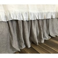 Chambray Graphite Grey Bettrock Mit Raffung Rüschen, Naturleinen Chambray Graphite Grey Bettrock Mit Raffung Rüschen, Naturleinen von SuperiorCustomLinens