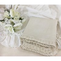 Cremefarbener Leinenbettbezug Mit Plissierten Rüschen Rundherum - Ästhetisch Entzückend Cremefarbener Leinenbettbezug Mit Plissierten Rüschen Rundherum - Ästhetisch Entzückend von SuperiorCustomLinens