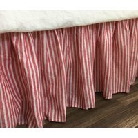Rot-Weiß Gestreifter Bettrock Aus Naturleinen - Farmhouse Beauty von SuperiorCustomLinens