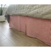 Rot-Weiß Gestreifter Leinenbettrock, Maßgeschneiderte Falten, Alle Größen, Bauernhausdekor-Charme von SuperiorCustomLinens