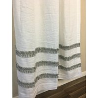 Weißer Duschvorhang Aus Leinen Mit Schwarz-Weiß Gestreiften Rüschen Weißer Duschvorhang Aus Leinen Mit Schwarz-Weiß Gestreiften Rüschen von SuperiorCustomLinens