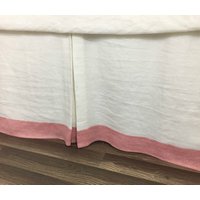 Weißer Leinenrock Mit Chambray Rosenborte, Maßgeschneiderte Falten von SuperiorCustomLinens