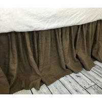 Zeder Dunkelbrauner Leinen Bettrock, Gerafft Rüsche, Dunkelbraune Staubrüsche, Verschiedene Tropfenlänge von SuperiorCustomLinens