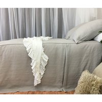 steingraue Tagesdecke Mit Maßgeschneiderten Falten, Kellerfalten-Bettdecke in Hellgrauen Farbtönen von SuperiorCustomLinens