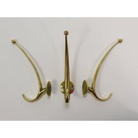 Ein Paar Franz Hagenauer Wien Mid-Century Geschwungenes Messing Wandgarderoben Haken, Österreich, 1950Er Jahre Ein Paar Franz Hagenauer Wien Mid-Century Geschwungenes Messing Wandgarderoben Haken, Österreich, 1950Er Jahre von Supersuiteplus