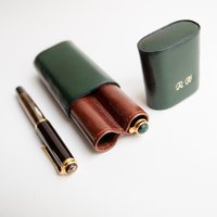 Leder Etui Für 2 Stifte, Federmäppchen Smaragdgrün-Braun Mit Eingravierten Initialen von SurfingBison