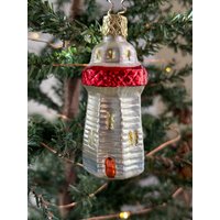 Inge-Glas Lichthaus-Ornament von SuriEliseAndCo