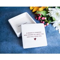 Geschenk Für Die Beste Freundin - Versandbereit Erinnerungsbox Ein Freund Ist Jemand, Der Alles Über Dich Weiß Und Trotzdem Liebt von Susabellas