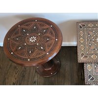 Exquisiter Perlmutt Eingelegter Nussbaum Geschnitzter Couchtisch - H 23, 7 X | 17 17 in Top, Handgefertigter Beistelltisch Spezielles Dekorstück Exquisiter Perlmutt Eingelegter Nussbaum Geschnitzter Couchtisch - H 23, 7 X | 17 17 in Top, Handgefertigter Beistelltisch Spezielles Dekorstück von SusanGiftsshop