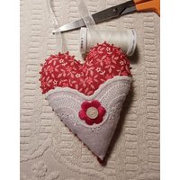 Rotes Stoff Herz Ornament, Erbstück Spitze Andenken Herz, Bezaubernde Muttertag Ornament von SusanStahlDesign